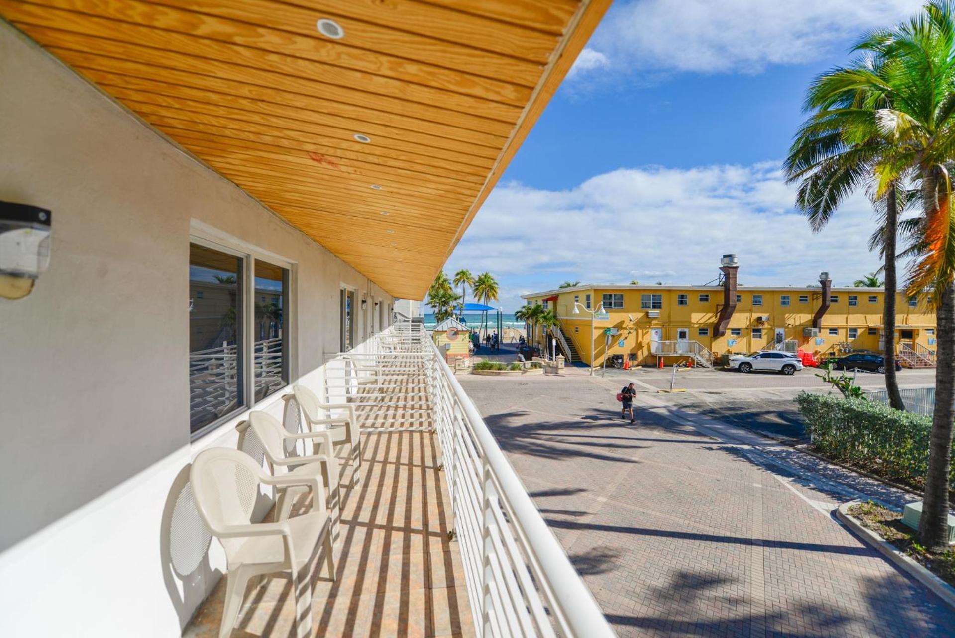 Amazing Balcony Studio At The Beach With Parking -M44 Голливуд Экстерьер фото